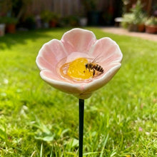 Carica l'immagine nel visualizzatore di Gallery, Fiori d'api fatti a mano – abbeveratoi in ceramica resistenti alle intemperie, set da 6