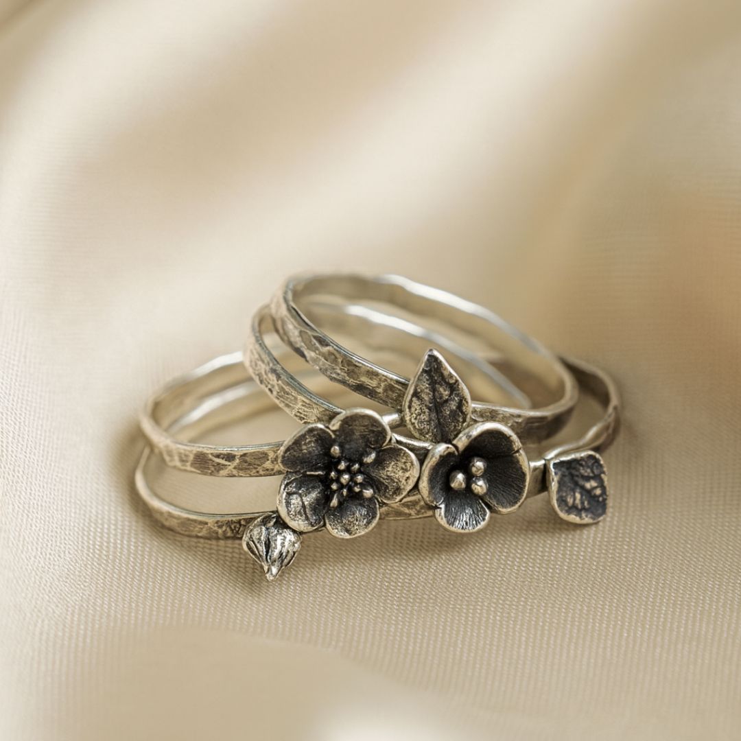 Anello a strati con fiore vintage – Brillantezza argentata