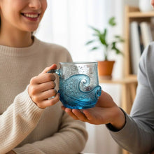 Lade das Bild in den Galerie-Viewer, Meeresklang – Handgefertigtes Glas mit Wellenstruktur
